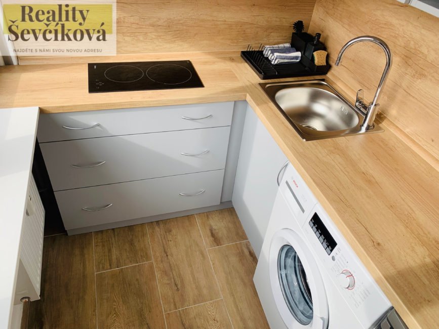 Pronájem nadstandardního, kompletně vybaveného 1+kk, 28 m2 – Polní