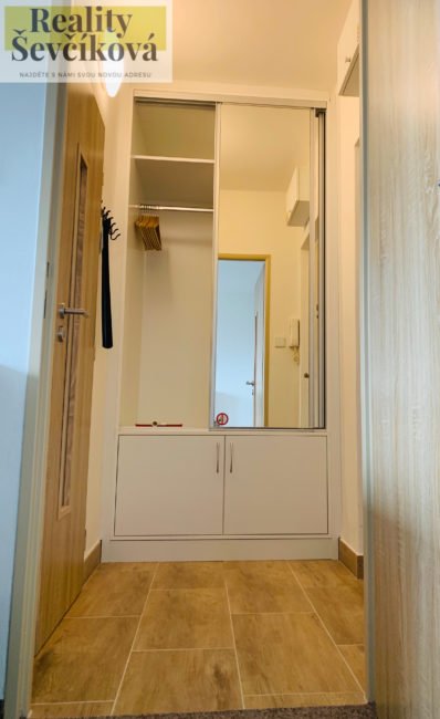 Pronájem nadstandardního, kompletně vybaveného 1+kk, 28 m2 – Polní