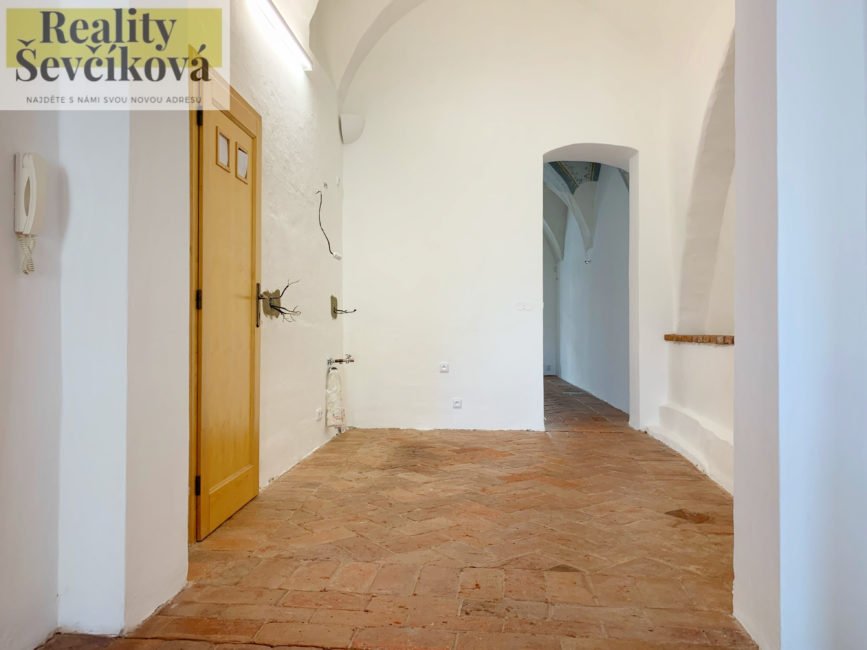 Pronájem prestižního obchodního prostoru, 135 m2 – Karla Tomana
