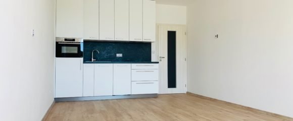 Pronájem novostavby 2+kk s lodžií, komorou a parkováním, 60 m2 – Svatojánská