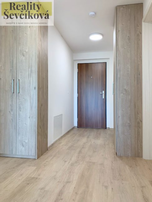 Pronájem novostavby 2+kk s lodžií, komorou a parkováním, 60 m2 – Svatojánská