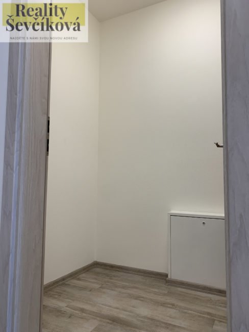 Pronájem novostavby 2+kk s lodžií, komorou a parkováním, 64 m2