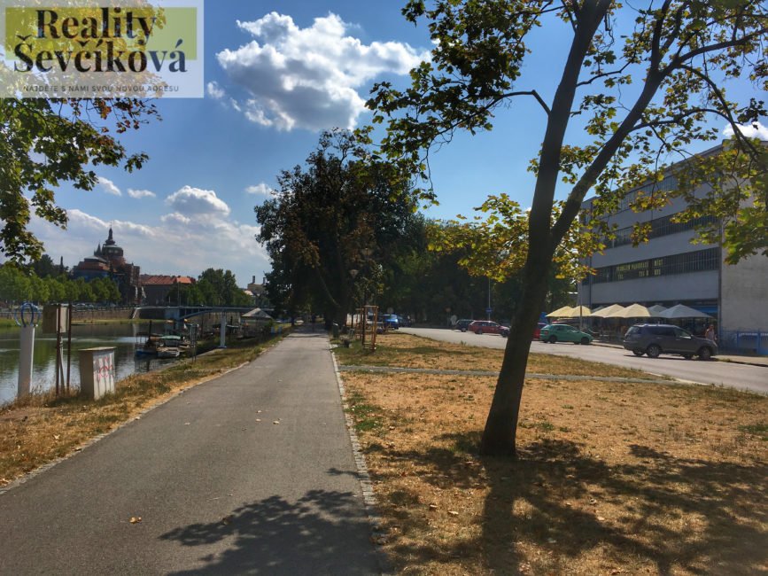 Pronájem pěkného 1+kk, 30 m2 – Smetanovo nábřeží