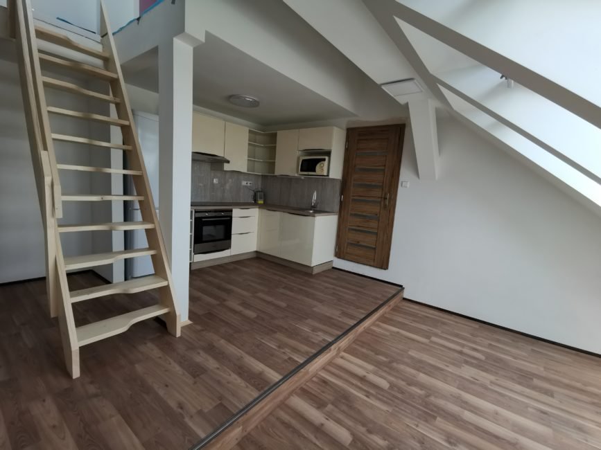 Pronájem atypického loftu, 80 m2 – Smetanovo nábřeží