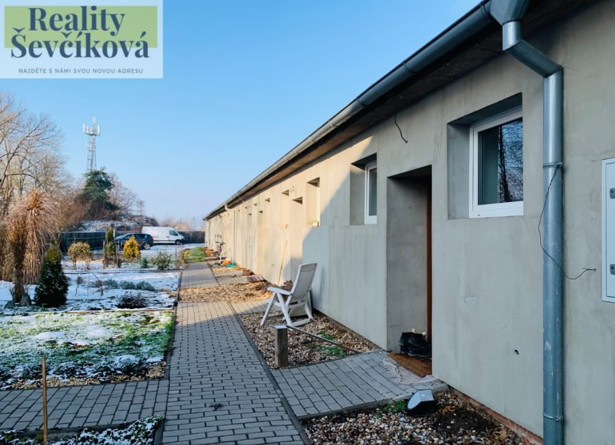 Pronájem zařízeného 2+kk se zahrádkou a parkováním, Libišany
