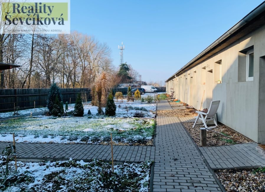 Pronájem zařízeného 2+kk se zahrádkou a parkováním, Libišany
