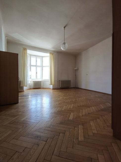 Pronájem prostorného 2+1 s balkónem a komorou, 88 m2 – Smetanovo nábřeží
