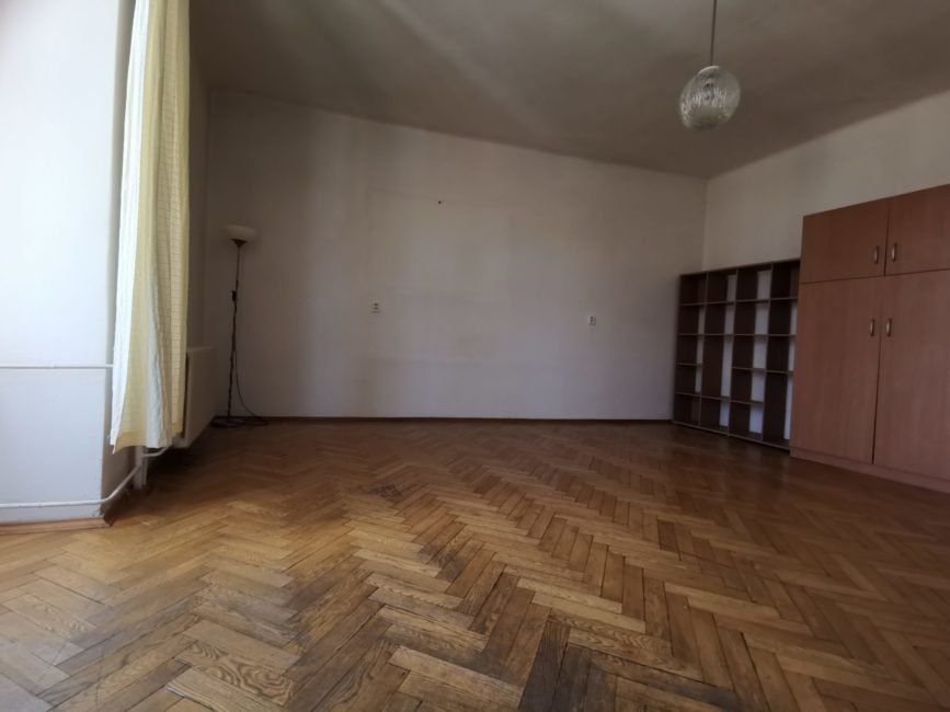 Pronájem prostorného 2+1 s balkónem a komorou, 88 m2 – Smetanovo nábřeží