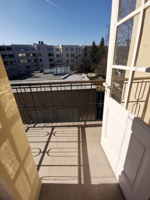 Pronájem prostorného 2+1 s balkónem a komorou, 88 m2 – Smetanovo nábřeží