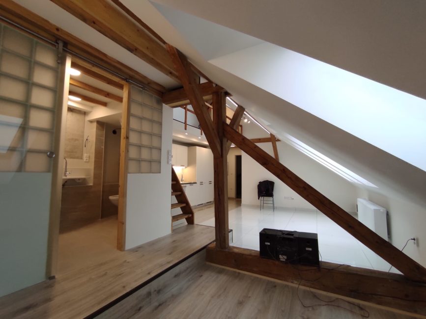 Pronájem atypického loftu, 65 m2 – Smetanovo nábřeží