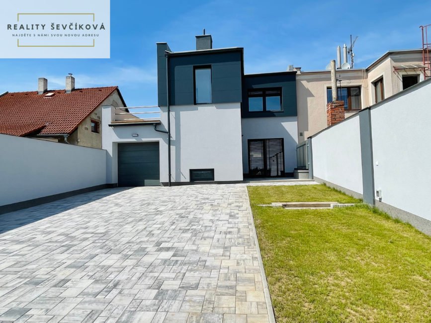 Prodej exkluzivního rodinného domu po rekonstrukci, 340 m2 – Dvorská, Hradec Králové