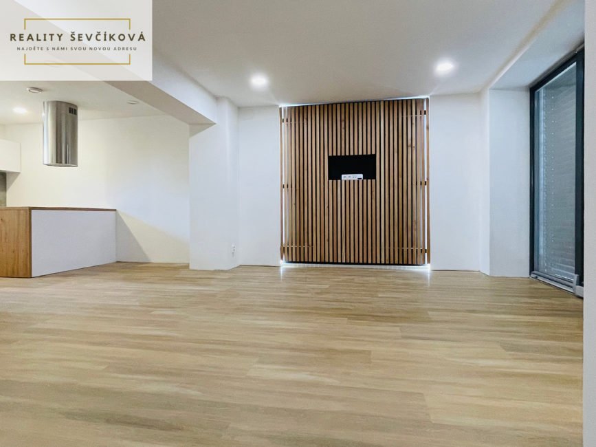 Prodej exkluzivního rodinného domu po rekonstrukci, 340 m2 – Dvorská, Hradec Králové