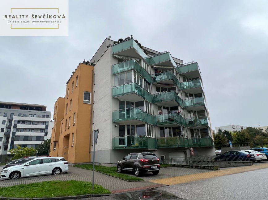 Pronájem velkorysého 1+kk včetně zařízení, 46 m2 – Labská louka