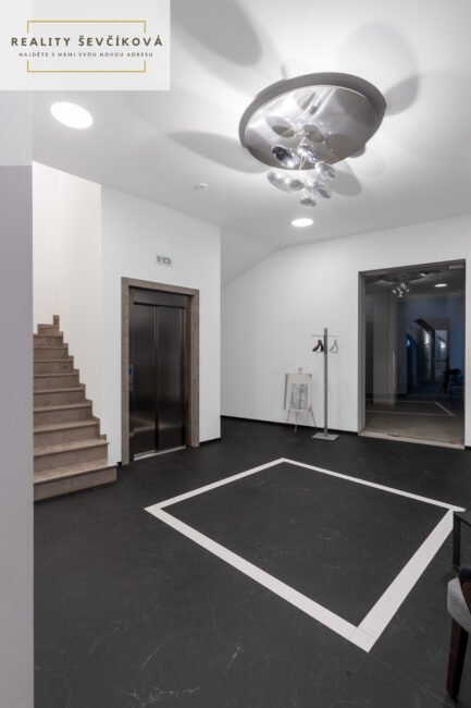 Pronájem nadstandardního apartmánu, 75 m2 – Malé náměstí, Hradec Králové