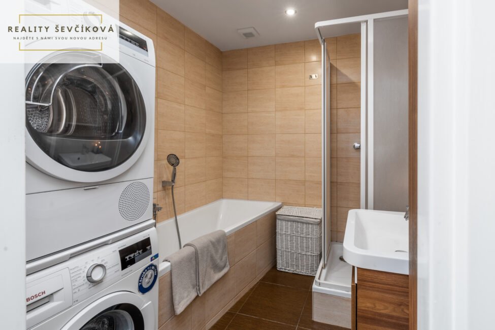 Prodej 2+1 po rekonstrukci s šatnou a balkónem, 62 m2 – Štefánikova