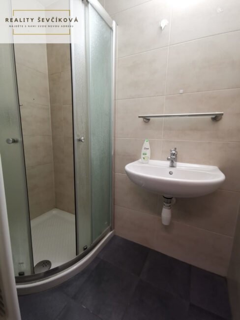 Pronájem komerčního objektu s halou, 400 m 2 +  400 m2 zpevněné plochy – Vlčkovická