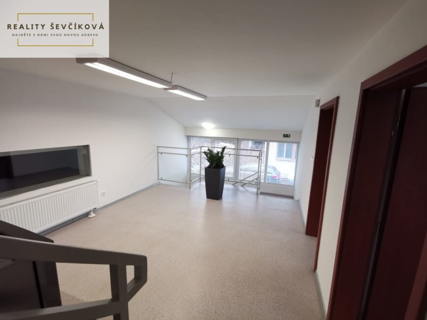 Pronájem komerčního objektu s halou, 400 m 2 +  400 m2 zpevněné plochy – Vlčkovická