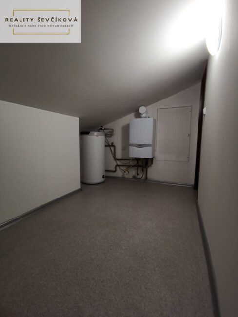 Pronájem komerčního objektu s halou, 400 m 2 +  400 m2 zpevněné plochy – Vlčkovická