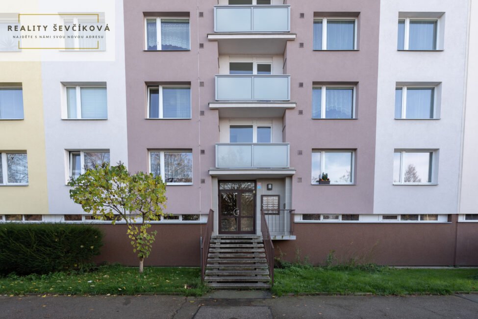 Pronájem 2+1 s šatnou a balkónem, 62 m2 – Štefánikova