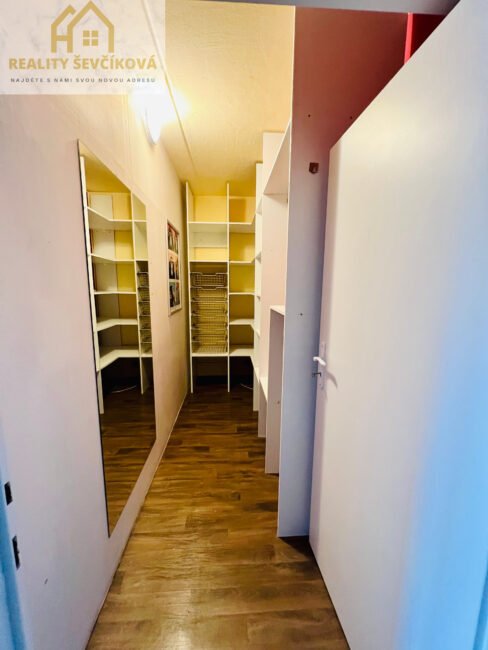 Pronájem 2+1 s šatnou a balkónem, 62 m2 – Štefánikova