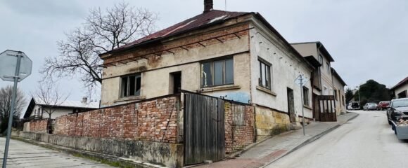 Prodej rodinného domu s lukrativním pozemkem, 716 m2 – Všehrdova, Hořice