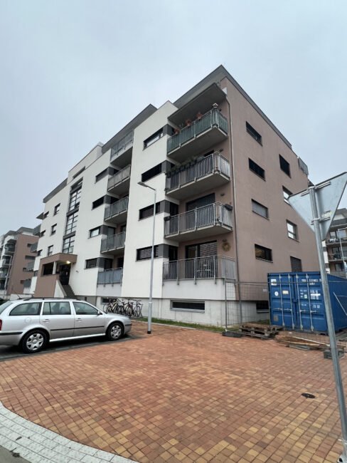 Pronájem novostavby 2+kk s balkónem, komorou a parkovacím stáním, 51 m2 – Antonína Petrofa