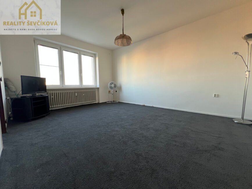 Pronájem 2+1 s balkónem, 54 m2 – tř. SNP, Hradec Králové