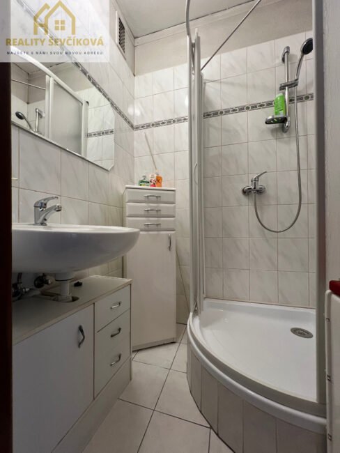 Pronájem 2+1 s balkónem, 54 m2 – tř. SNP, Hradec Králové
