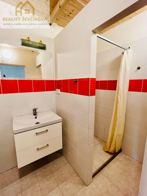 Pronájem zařízeného 2+kk se zahrádkou a parkováním, Libišany